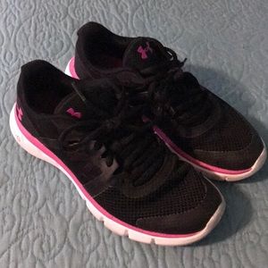 Big girls Under Armor Tennis Shoes in great shape